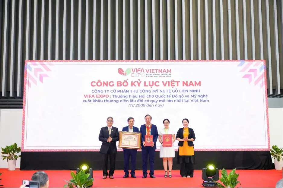 Đại diện Ban lãnh đạo Công ty Liên Minh nhận xác lập kỷ lục: “Hội chợ quốc tế đồ gỗ và mỹ nghệ xuất khẩu thường niên lâu đời có quy mô lớn nhất tại Việt Nam (từ năm 2008 đến nay)” Picture2.jpg