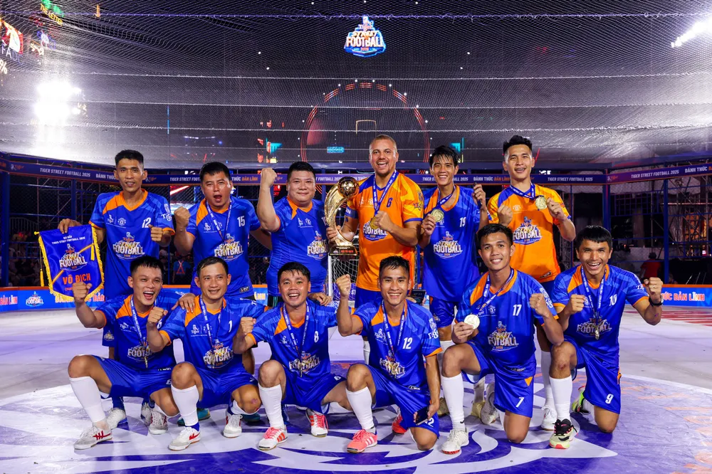 Tinh thần chiến đấu đến phút cuối cùng của Hai Trường FC 2 và “lá chắn thép” Wes Brown đã giành chiếc cúp danh giá cùng giải thưởng 100 triệu đồng tại đêm chung kết H 4- ok.jpg