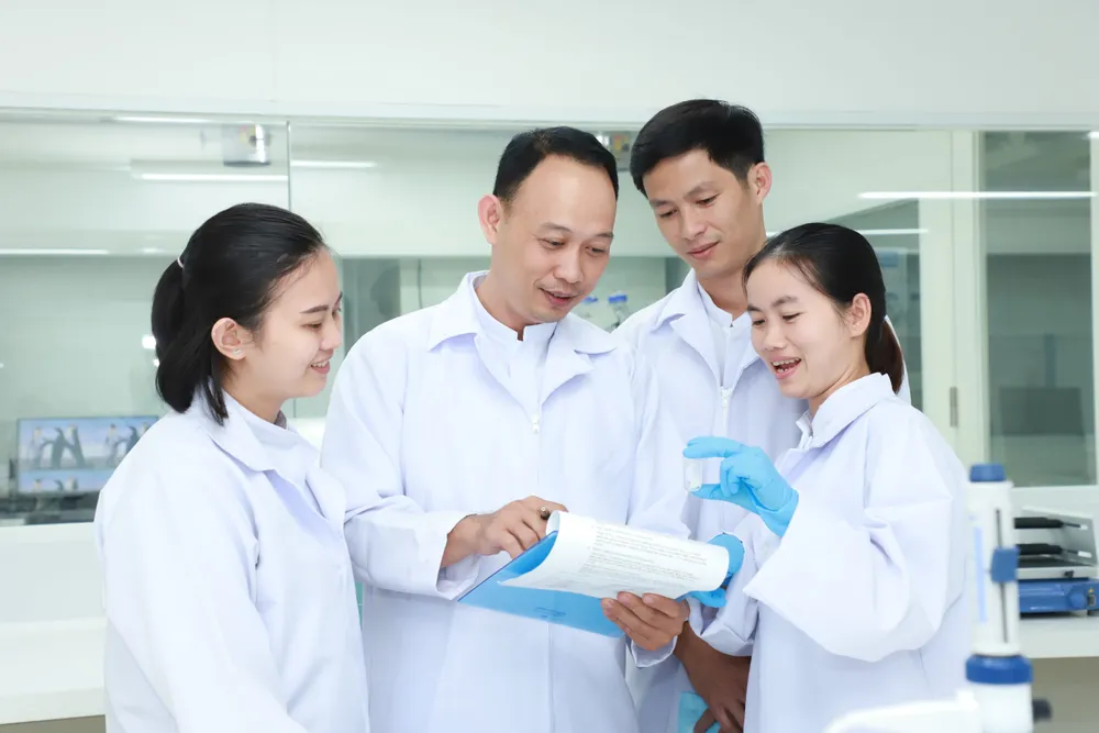 Phòng thí nghiệm của Acecook Việt Nam được vận hành bởi đội ngũ các nhân viên giàu chuyên môn Phòng thí nghiệm của Acecook Việt Nam được vận hành bởi đội ngũ chuyên môn.jpg