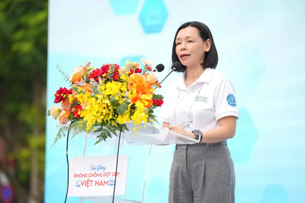 Bà Nguyễn Bạch Điệp, Chủ tịch FPT Retail kiêm Tổng Giám đốc hệ thống nhà thuốc và trung tâm tiêm chủng Long Châu, chia sẻ tại sự kiện 1-2.jpg