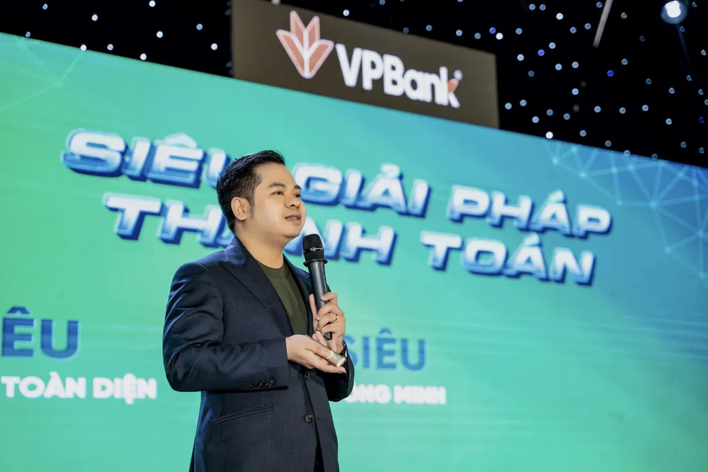 Ông Nguyễn Phước Toàn, Trưởng phòng Sản phẩm tài khoản và Thanh toán giới thiệu về các giải pháp thanh toán của VPBank tại sự kiện