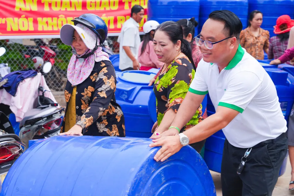 FE CREDIT đồng hành cùng cộng đồng qua nhiều hoạt động thiết thực, góp phần xây dựng cuộc sống bền vững. Ảnh: FE CREDIT Anh 2.jpg