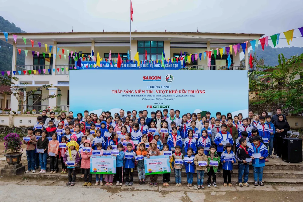 Chương trình “Sát cánh cùng cộng đồng hiện thực hóa ước mơ” năm 2024 do FE CREDIT thực hiện. Ảnh: FE CREDIT Anh 3.jpg