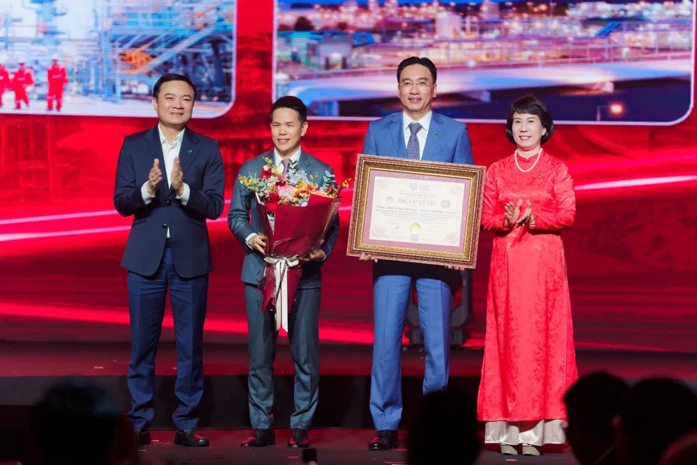 Tiến sĩ Nguyễn Hoàng Anh (ngoài cùng bên phải), Phó Chủ tịch VietKings, Tổng thư ký Liên minh Kỷ lục Thế giới (WorldKings) trao tặng bằng Kỷ lục Việt Nam cho các lãnh đạo đại diện PV GAS. Hình PV Gas 2.jpg