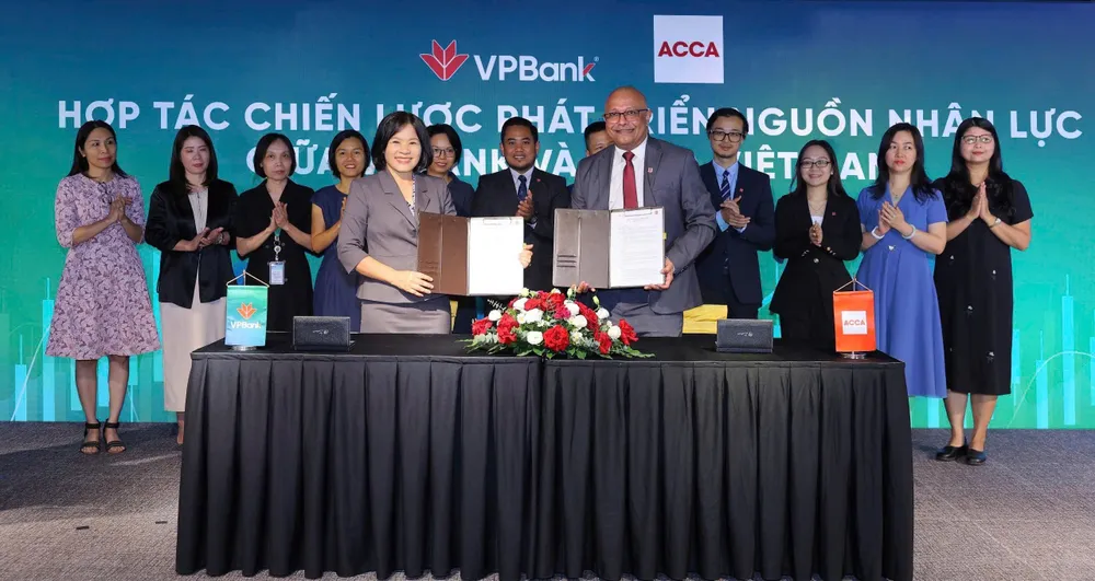 Đại diện VPBank và ACCA ký kết biên bản ghi nhớ hợp tác phát triển nguồn nhân lực giữa VPBank và ACCA Việt Nam