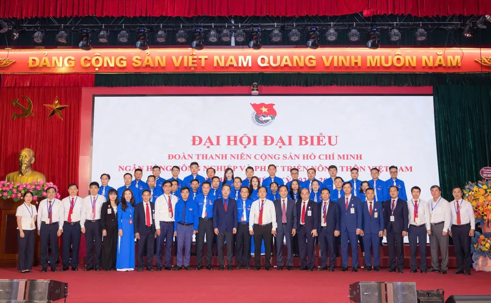 Các đồng chí lãnh đạo chụp ảnh cùng Ban Chấp hành khoá V, nhiệm kỳ 2025 - 2030 Ảnh 6.jpg