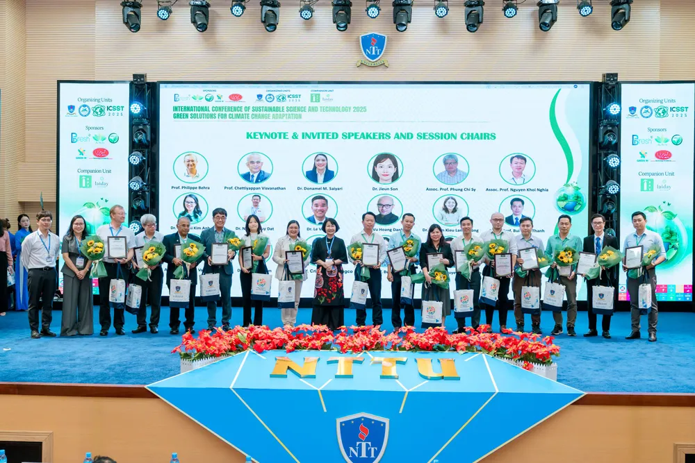 Đại diện lãnh đạo NTTU tặng hoa chào mừng các đại biểu tham dự hội thảo Hình NTT 1- ok.jpg