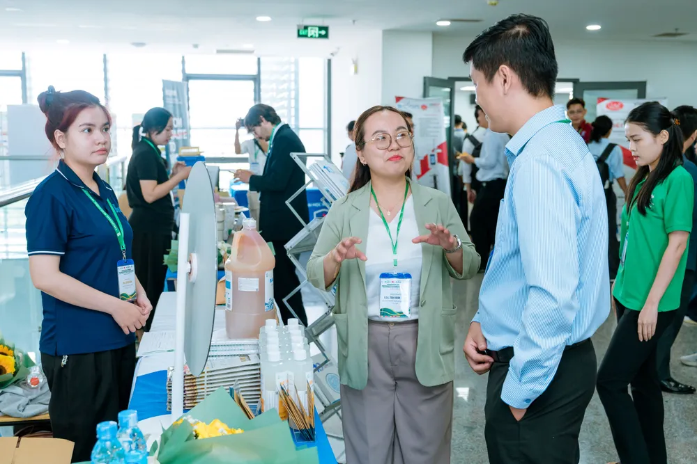 Một góc trưng bày, giới thiệu sản phẩm khoa học – công nghệ tiêu biểu từ giảng viên, sinh viên NTTU HÌNH NTT 4-OK.jpg