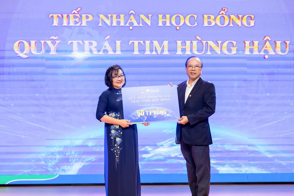 PGS. TS Nguyễn Thị Thu Trang, Phó Hiệu trưởng Trường Đại học Văn Hiến nhận học bổng 50 tỷ đồng từ Quỹ Trái tim Hùng Hậu IMG_0270.jpg
