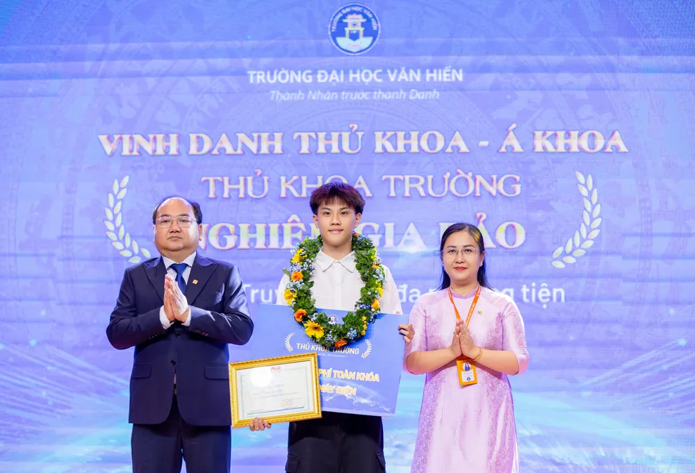 Sinh viên Nghiêm Gia Bảo, Thủ khoa trường nhận giấy khen và học bổng tại Lễ Khai giảng năm học 2025 – 2026 IMG_9498.jpg