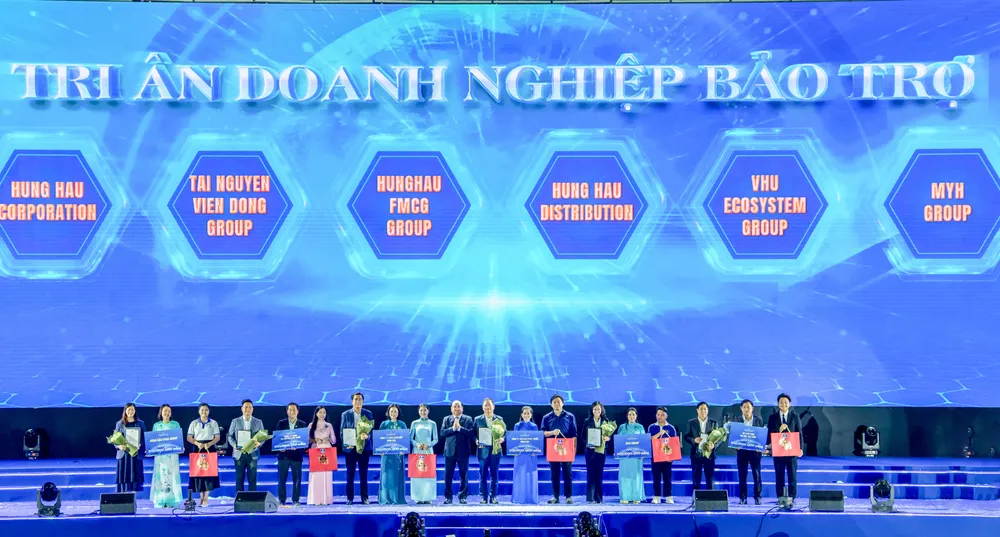 Trường Đại học Văn Hiến tri ân các doanh nghiệp bảo trợ các đội thi tại Gala “myU26, trở về để đồng hành _ZFZ2118.1.jpg