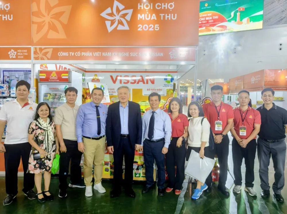 Phó Thủ tướng Thường trực Chính phủ Nguyễn Hòa Bình đã đến thăm gian hàng VISSAN