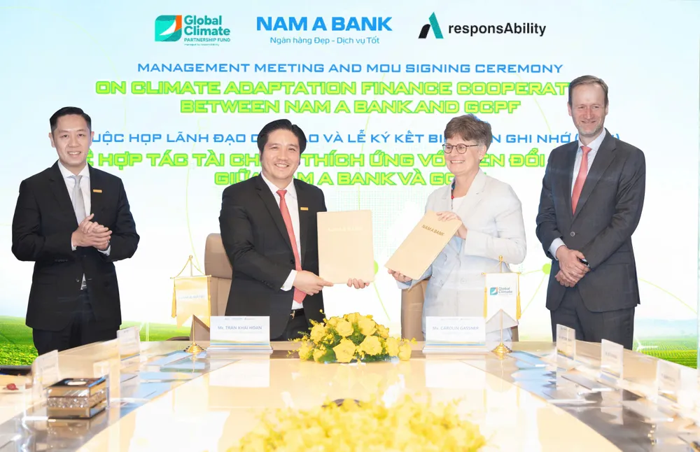 Ông Trần Khải Hoàn, Thành viên HĐQT kiêm Quyền Tổng giám đốc Nam A Bank và Bà Carolin Gassner, Chủ tịch HĐQT GCPF ký kết Biên bản ghi nhớ hợp tác