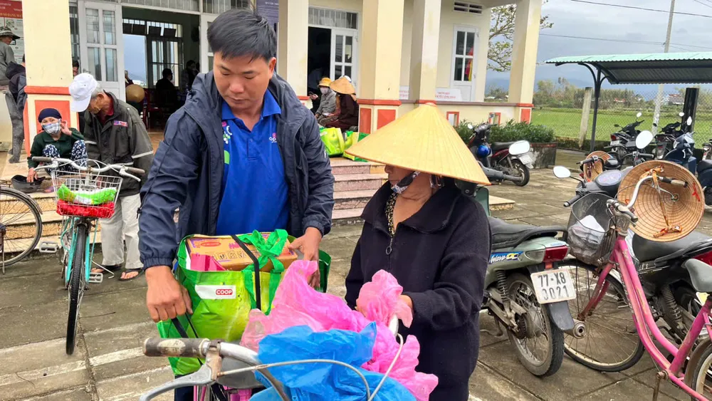 Co.opmart Quy Nhơn và Co.opmart An Nhơn tiếp tục đưa phần quà hỗ trợ Co.op Cares lan tỏa đến với bà con tại Gia Lai (Bình Định cũ) .jpg