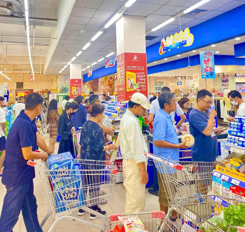 Khách hàng mua nước uống, mì gói và thực phẩm tiện dụng tại Co.opmart trong thời điểm địa phương phát cảnh báo ngập sâu..jpg