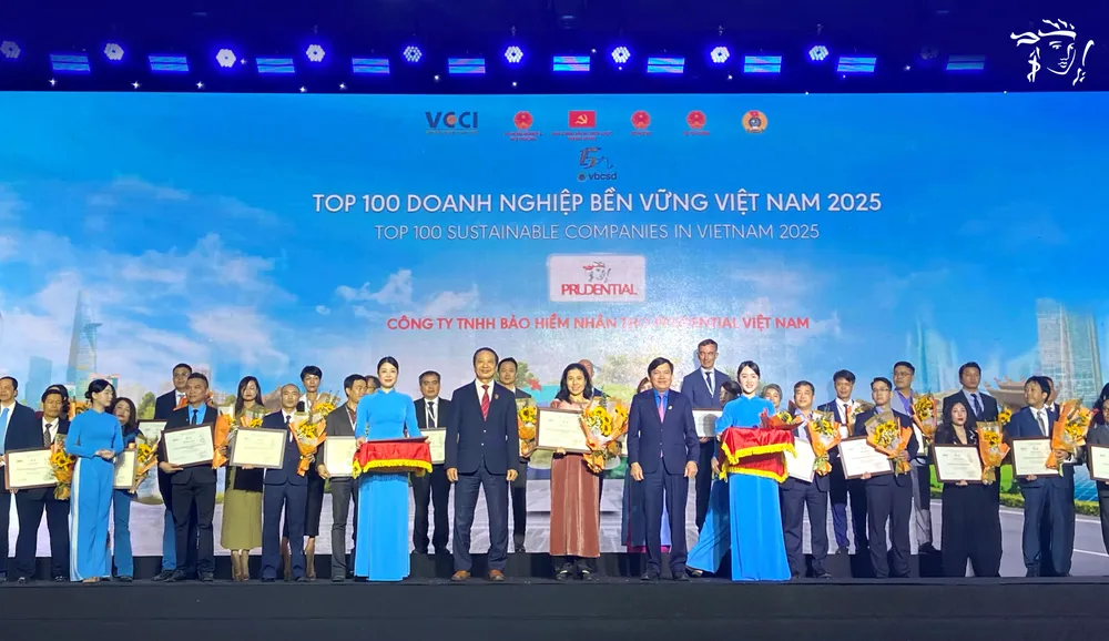 Đại diện Prudential Việt Nam nhận giải thưởng CSI100 năm 2025