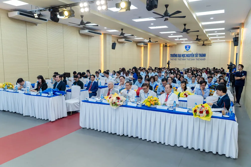 2.okĐông đảo nhà khoa học, chuyên gia, doanh nghiệp, giảng viên và sinh viên tham dự hội thảo.jpg
