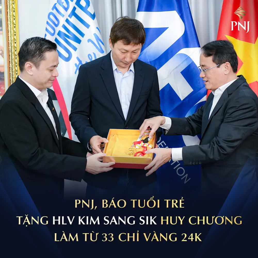 Đại diện PNJ và báo Tuổi Trẻ trao tặng tấm HCV 33 chỉ vàng 24K cho HLV Kim Sang Sik. Ảnh: Nam Trần