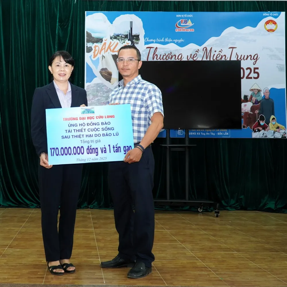 2 PGS.TS Nguyễn Kim Quyên, Chủ tịch CĐCS Trường Đại học Cửu Long trao bảng tượng trưng số tiền 170 triệu và 1 tấn gạo hỗ trợ đồng bào khắc phục thiệt hại do mưa, lũ gây ra..jpg