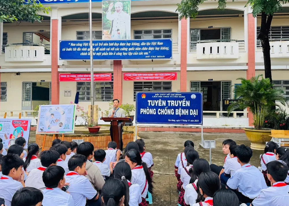 Thầy cô và học sinh Trường THCS Thị trấn Tân Hưng trao đổi thông tin về phòng chống bệnh dại