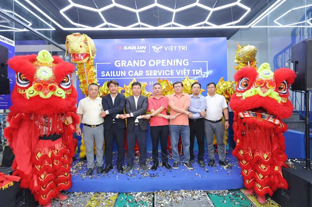 Đại diện lãnh đạo Tập đoàn Sailun và Công ty Lốp xe Sailun Việt Nam trong lễ khai trương cửa hàng Sailun Car Services Việt Trì