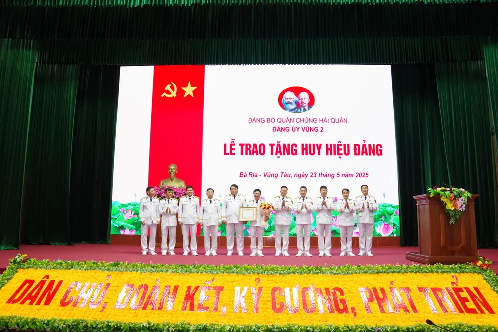 Các đồng chí trong Đảng ủy, Bộ Tư lệnh Vùng 2 chúc mừng Chuẩn Đô đốc Lê Bá Quân. Ảnh: MINH SƠN 3. Các đồng chí trong Đảng ủy, Bộ Tư lệnh Vùng 2 chúc mừng Chuẩn Đô đốc Lê Bá Quân.JPG