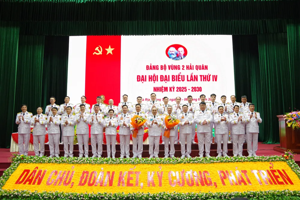 Ban chấp hành Đảng bộ nhiệm kỳ 2025 - 2030 và Đoàn đại biểu đi dự Đại hội đại biểu Đảng bộ Quân chủng ra mắt Đại hội. 11. Ban chấp hành Đảng bộ nhiệm kỳ 2025 - 2030 và Đoàn đại biểu đi dự Đại hội đại biểu Đảng bộ Quân chủng ra mắt Đại hội.jpg