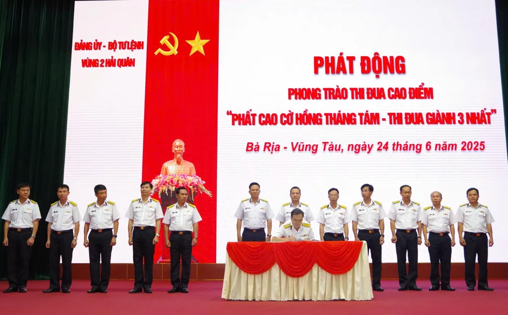 Thủ trưởng Bộ Tư lệnh Vùng chứng kiến các cơ quan, đơn vị ký kết giao ước thi đua 4. Thủ trưởng Bộ Tư lệnh Vùng chứng kiến các cơ quan, đơn vị ký kết giao ước thi đua.jpg