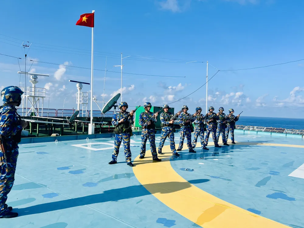 Duy trì công tác huấn luyện, sẵn sàng chiến đấu cao trên các nhà giàn DK1 1. Duy trì công tác huấn luyện, sẵn sàng chiến đấu cao trên các nhà giàn DK1.JPG