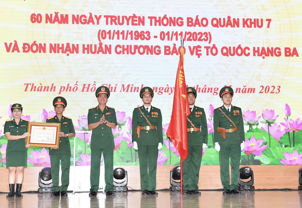 Báo Quân khu 7 vinh dự đón nhận Huân chương Bảo vệ Tổ quốc hạng Ba. Ảnh: VIỆT DŨNG Báo Quân khu 7 vinh dự đón nhận Huân chương Bảo vệ Tổ quốc hạng Ba. Ảnh: VIỆT DŨNG