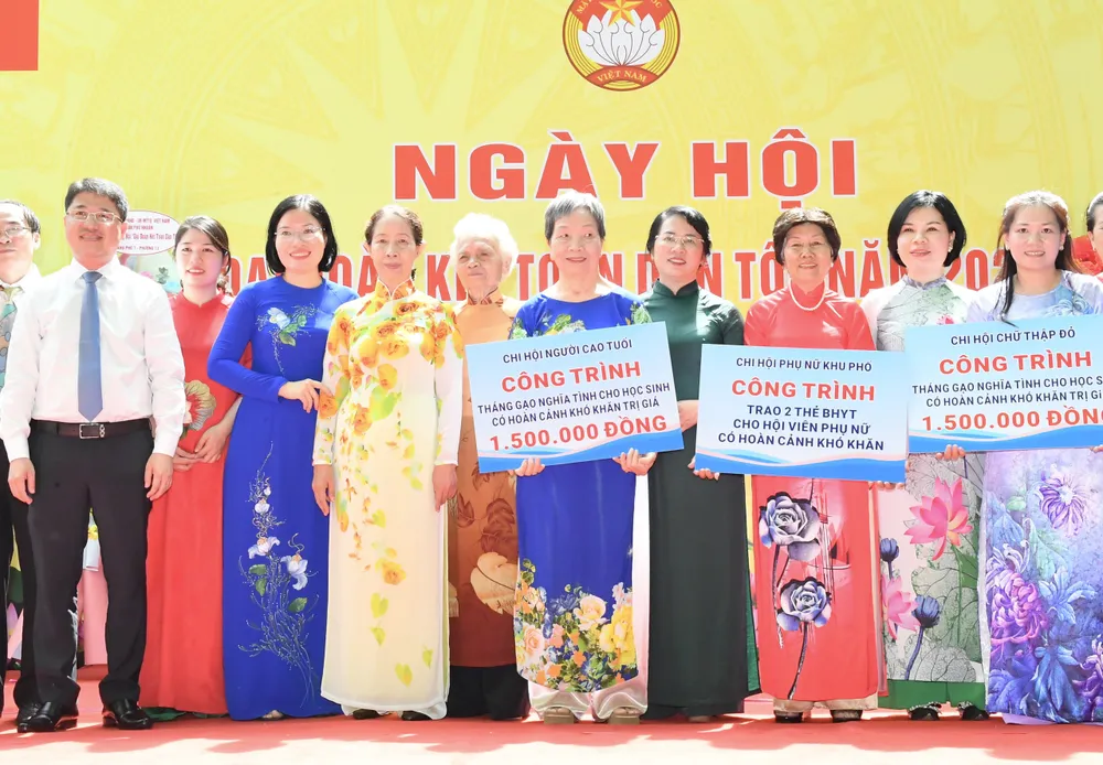 Khu phố 7 trao công trình chăm lo cho người dân tại ngày hội. Ảnh: VIỆT DŨNG