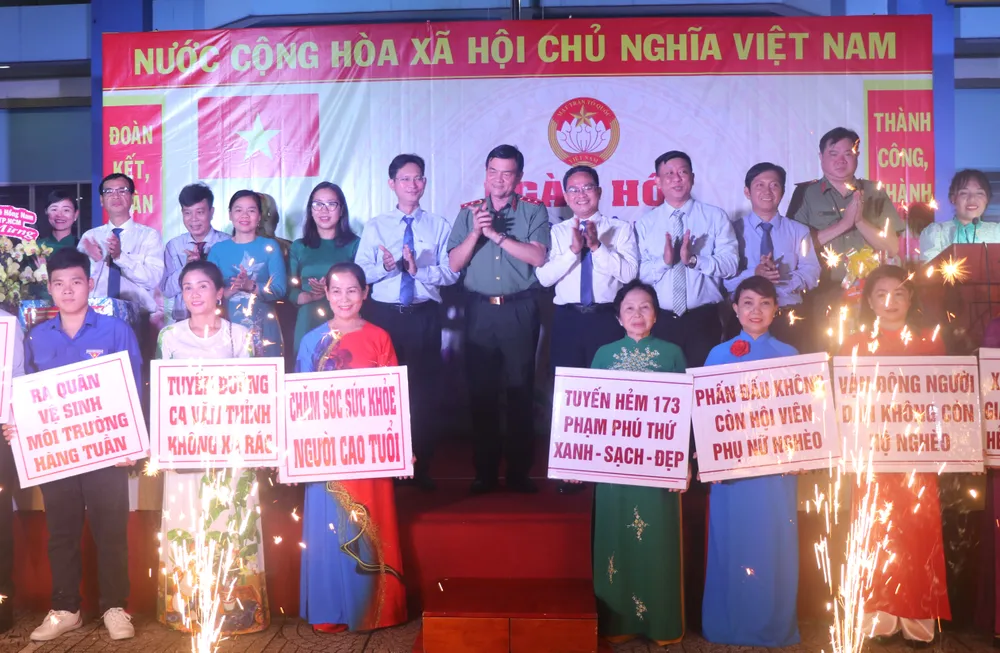 Các đơn vị của khu phố 6 đăng ký công trình thi đua năm 2024. Ảnh: THU HOÀI Các đơn vị của khu phố 6 đăng ký công trình thi đua năm 2024. Ảnh: THU HOÀI