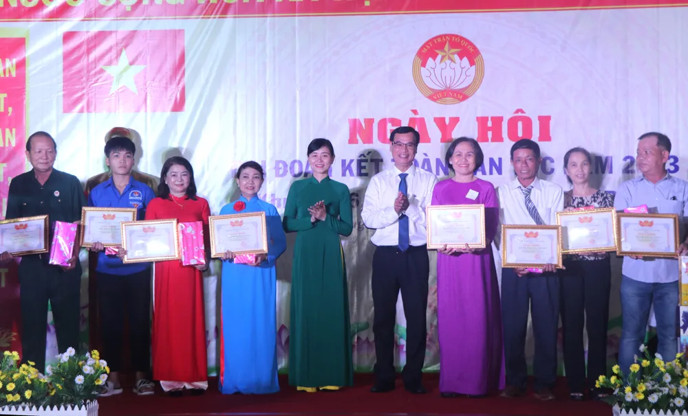 47 hộ gia đình nhận danh hiệu "Gia đình văn hóa tiêu biểu" năm 2023. Ảnh: THU HOÀI 47 hộ gia đình nhận danh hiệu "Gia đình văn hóa tiêu biểu" năm 2023. Ảnh: THU HOÀI