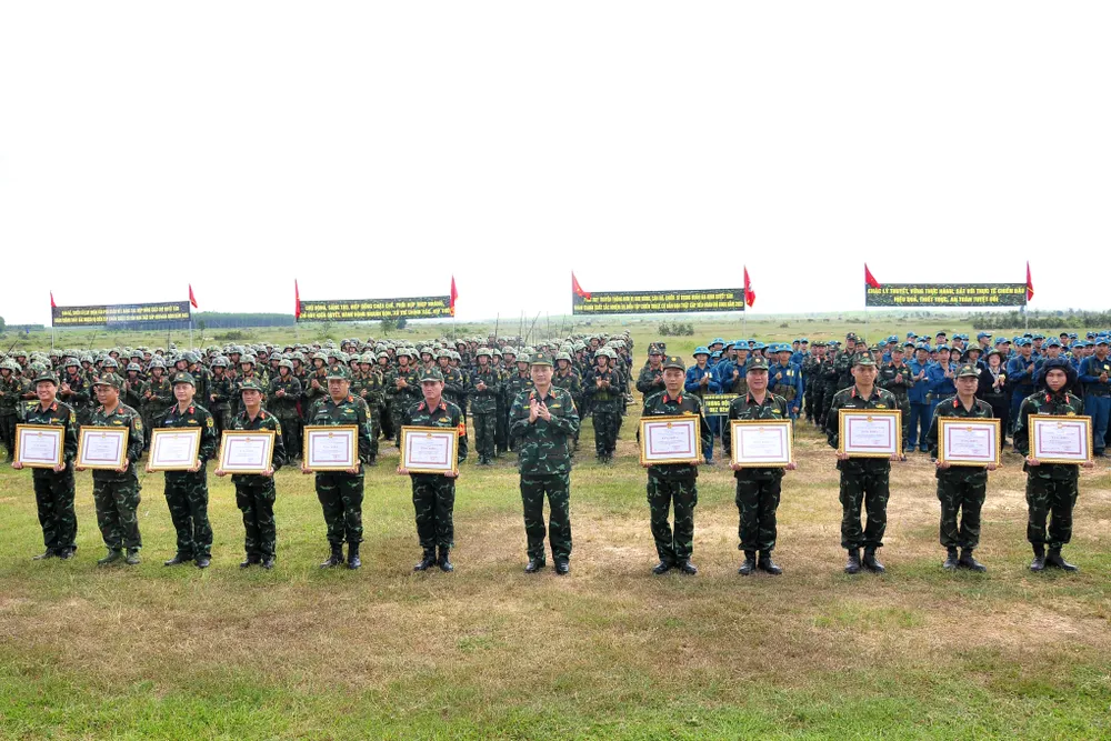 Trung tướng Nguyễn Văn Nam, Tư lệnh Bộ Tư lệnh TPHCM tặng bằng khen của UBND TPHCM cho các đơn vị diễn tập Trung tướng Nguyễn Văn Nam, Tư lệnh Bộ Tư lệnh TPHCM tặng bằng khen của UBND TPHCM cho các đơn vị diễn tập