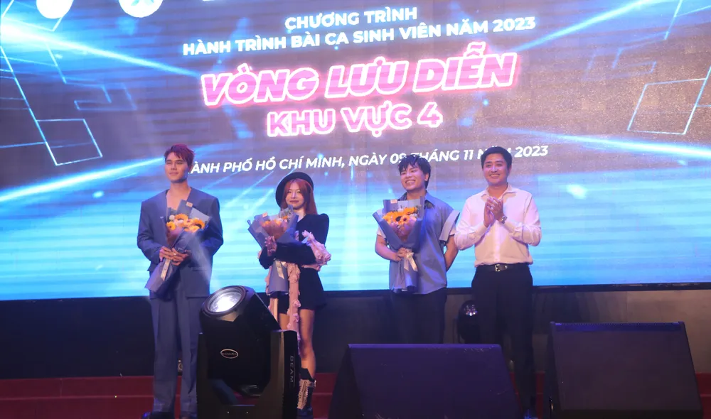 Tặng hoa cho Ban giám khảo chương trình Tặng hoa cho Ban giám khảo chương trình