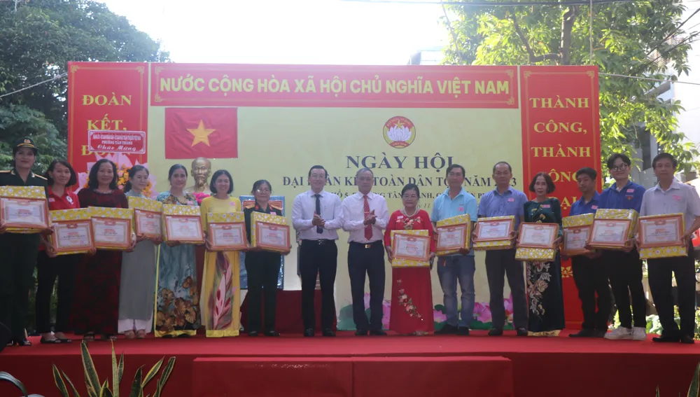 Chủ nhiệm Ủy ban Kiểm tra Thành ủy TPHCM Dương Ngọc Hải trao giấy khen tuyên dương 14 gương người tốt, việc tốt năm 2023 Chủ nhiệm Ủy ban Kiểm tra Thành ủy TPHCM Dương Ngọc Hải trao giấy khen tuyên dương 14 gương người tốt, việc tốt năm 2023