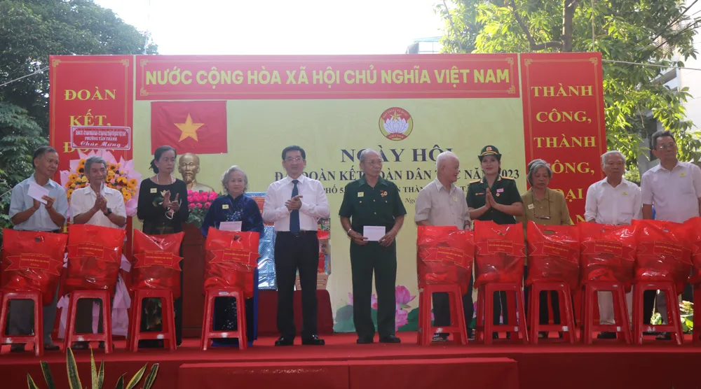 TPHCM trao 10 suất quà cho các hộ dân có hoàn cảnh khó khăn tại khu phố TPHCM trao 10 suất quà cho các hộ dân có hoàn cảnh khó khăn tại khu phố