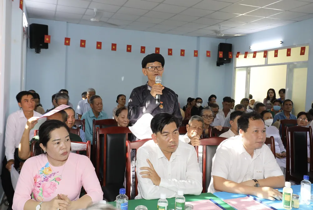 Ngày hội ghi nhận nhiều ý kiến, kiến nghị của người dân ấp Bình Thuận với lãnh đạo TPHCM và lãnh đạo huyện, xã. Ảnh: DŨNG PHƯƠNG Ngày hội ghi nhận nhiều ý kiến, kiến nghị của người dân ấp Bình Thuận với lãnh đạo TPHCM và lãnh đạo huyện, xã. Ảnh: DŨNG PHƯƠNG