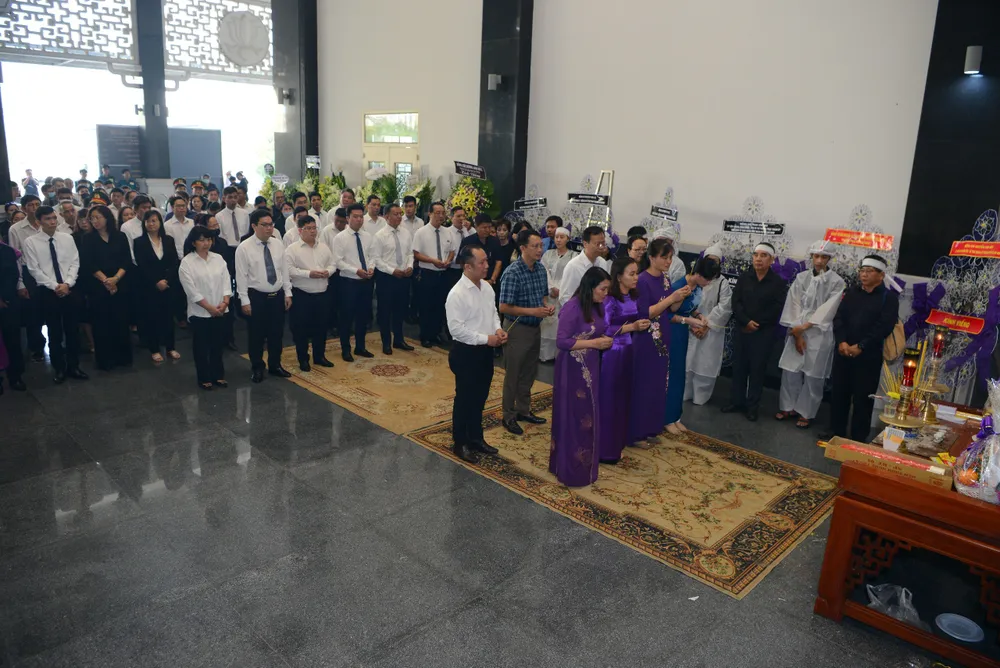 Dòng người đến lễ truy điệu, tiễn biệt đồng chí Nguyễn Văn Hạnh lần cuối Dòng người đến lễ truy điệu, tiễn biệt đồng chí Nguyễn Văn Hạnh lần cuối