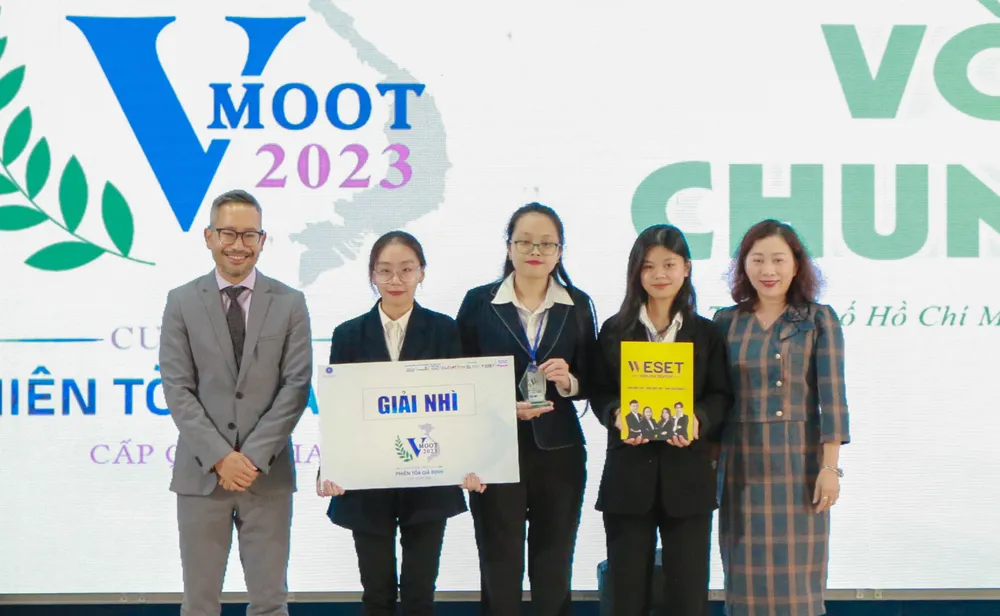 Hai đội thi xuất sắc nhất bước vào vòng chung kết là Trường Đại học Luật TPHCM và Trường Đại học Luật Hà Nội Hai đội thi xuất sắc nhất bước vào vòng chung kết là Trường Đại học Luật TPHCM và Trường Đại học Luật Hà Nội