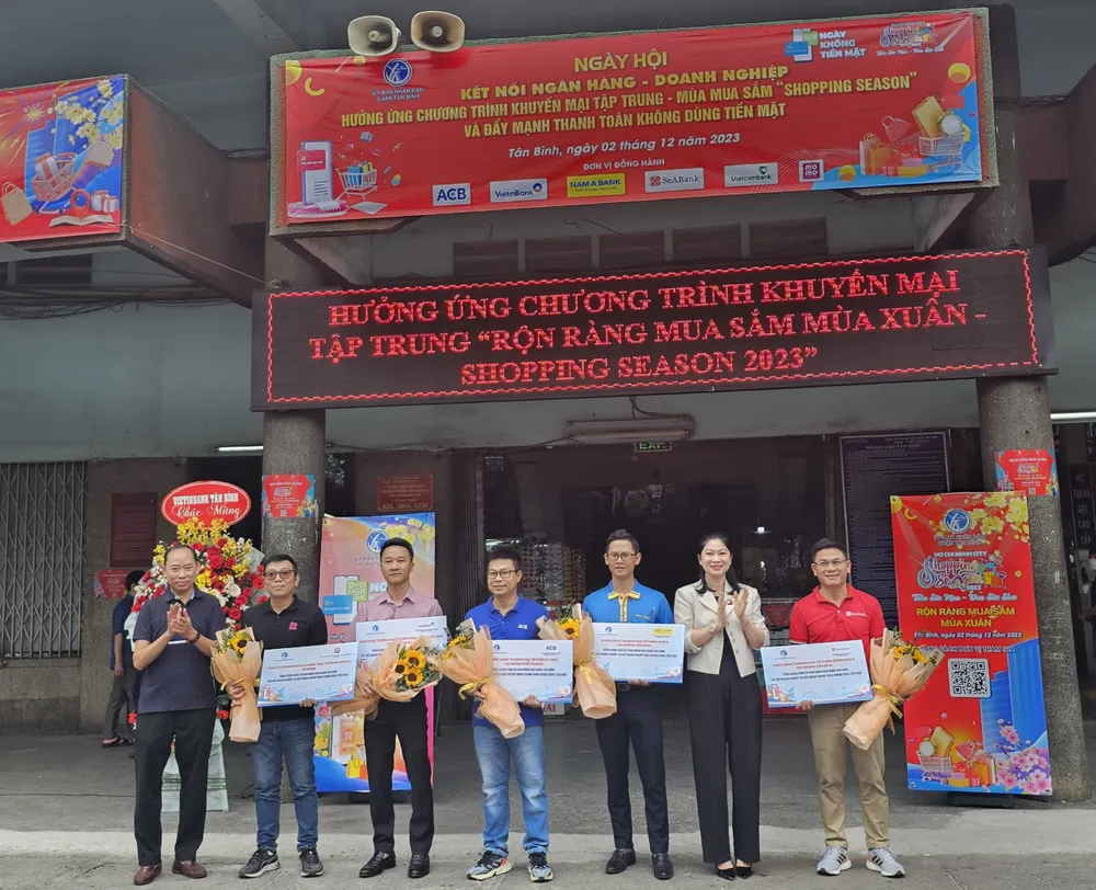 Đại diện Ngân hàng Nhà nước, chi nhánh TPHCM (ngoài cùng bên trái) và lãnh đạo UBND quận Tân Bình trao biểu trưng cho các đơn vị đồng hành cùng quận trong đẩy mạnh thanh toán không dùng tiền mặt Đại diện Ngân hàng Nhà nước, chi nhánh TPHCM (ngoài cùng bên trái) và lãnh đạo UBND quận Tân Bình trao biểu trưng cho các đơn vị đồng hành cùng quận trong đẩy mạnh thanh toán không dùng tiền mặt