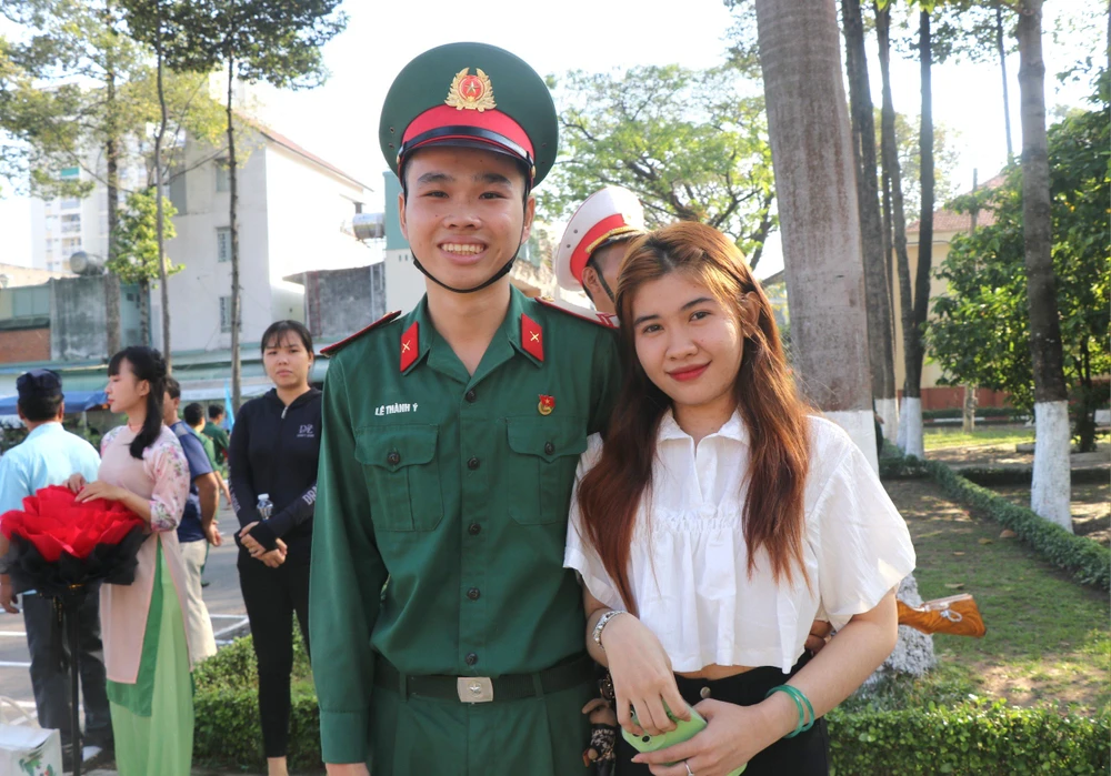 Em Võ Thị Mỹ Nhung vui mừng đón bạn trai Lê Thành Ý tại lễ xuất ngũ. Ảnh: THU HOÀI z5119440724767-7703e0bb1d4c202af6b4db28752e096d-2109.jpg
