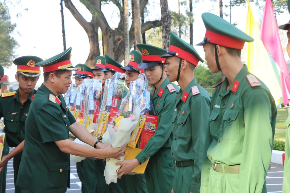Lãnh đạo Bộ Tư lệnh TPHCM tặng quà các quân nhân có thành tích tiêu biểu. Ảnh: THU HOÀI z5119440774499-d754a5b21035961aceefb98e1f284472-9860.jpg
