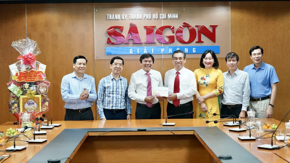 Đồng chí Nguyễn Phước Lộc thăm, chúc tết Báo Sài Gòn Giải Phóng. Ảnh: HOÀNG HÙNG 9hh03521-7429.jpg