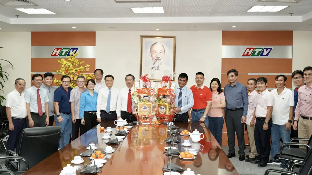 Đoàn lãnh đạo TPHCM thăm, chúc tết HTV. Ảnh: HOÀNG HÙNG 9hh03890-7260.jpg