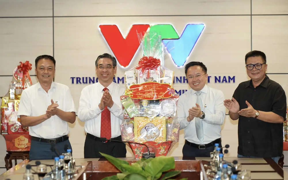 Đoàn lãnh đạo thành phố chúc tết VTV. Ảnh: HOÀNG HÙNG img-20240209-235953-7395.jpg