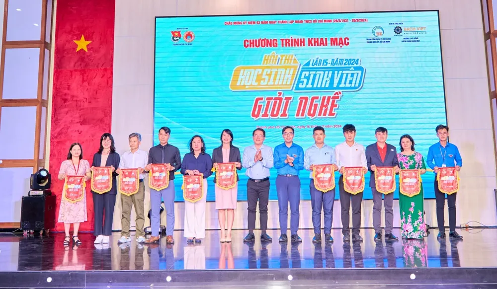 Ban tổ chức tặng cờ lưu niệm cho đại diện các trường có học sinh, sinh viên tham gia hội thi ctt-8931.jpg