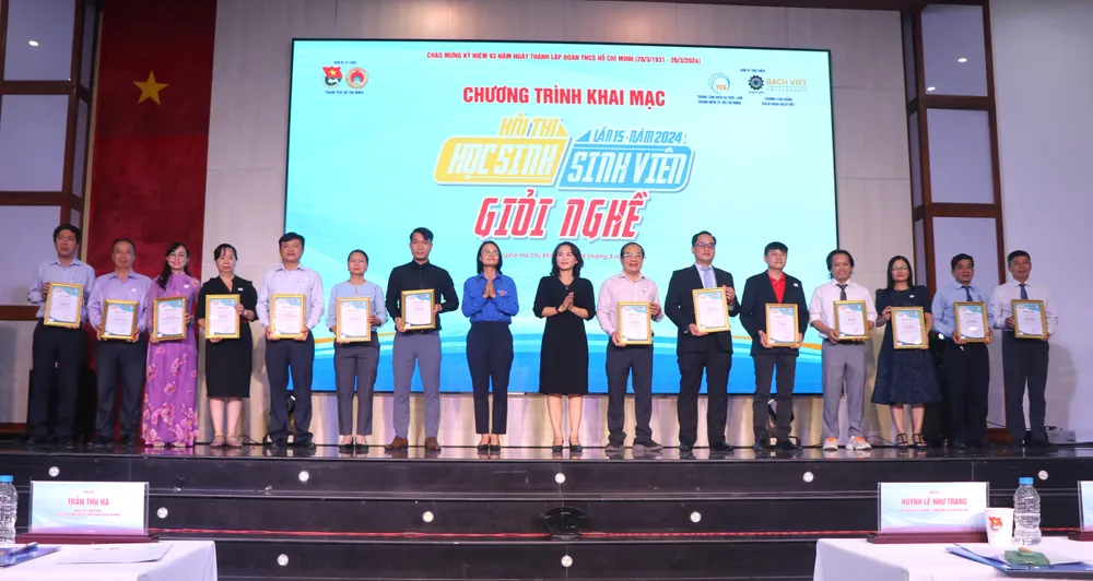 Ban Tổ chức hội thi trao thư cảm ơn đến các đơn vị đồng hành traoo-5278.jpg