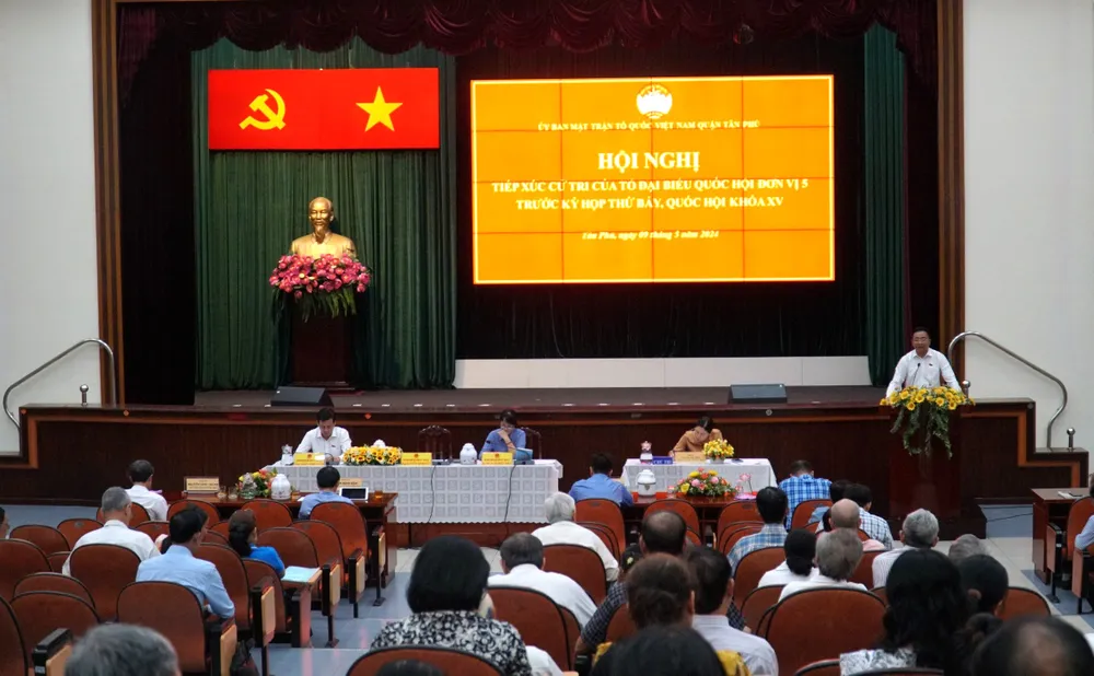 Quang cảnh buổi tiếp xúc cử tri z5423728620636_8006cc5cb7feafdcf5a22d295bc6e1e4.jpg