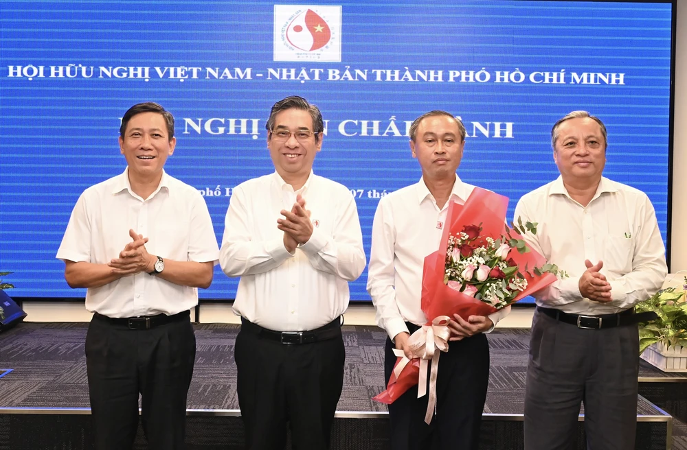Đồng chí Nguyễn Phước Lộc tặng hoa chúc mừng đồng chí Huỳnh Thanh Nhân. Ảnh: VIỆT DŨNG z5515592813037_d8ecb0f4e6ae6873d7892c640082b1a1.jpg